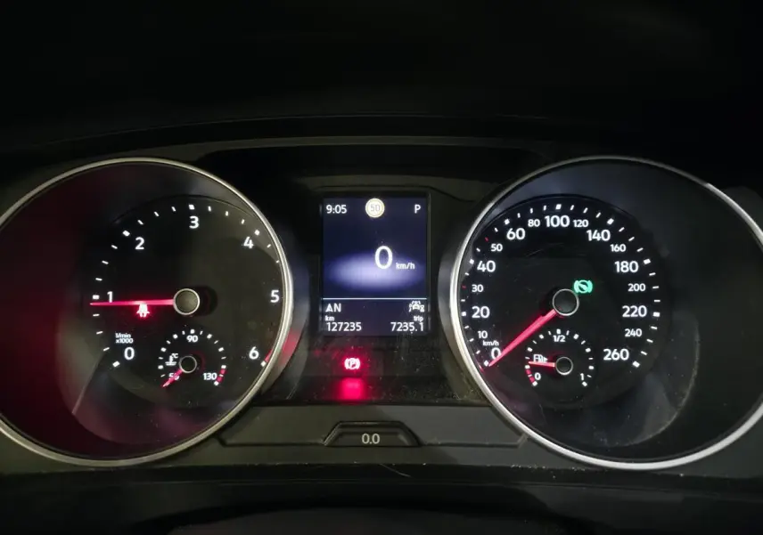 Vue rapprochée du tableau de bord du Volkswagen Tiguan 2023, affichage digital et compteurs analogiques.