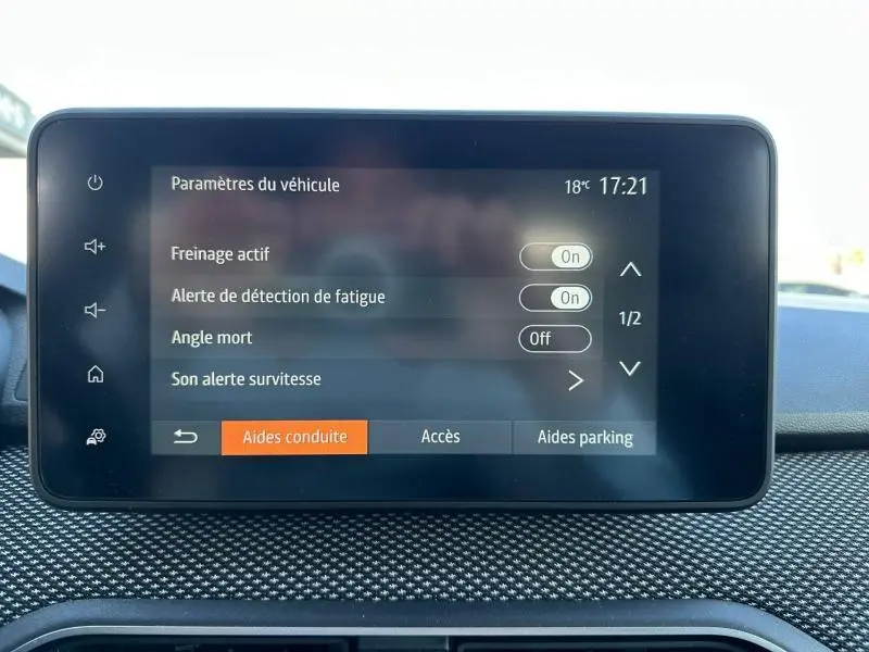 Écran tactile central du tableau de bord du Dacia Jogger affichant les paramètres d’aides à la conduite.
