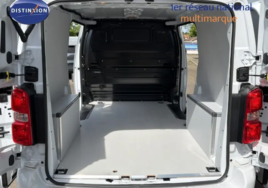 Vue arrière ouverte du Citroën Jumpy blanc Kaolin, montrant l’espace de chargement vide et aménagé du fourgon.