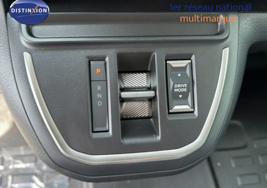 Gros plan sur la console centrale du Citroën Jumpy blanc Kaolin, montrant la commande de boîte auto et le bouton Drive Mode.