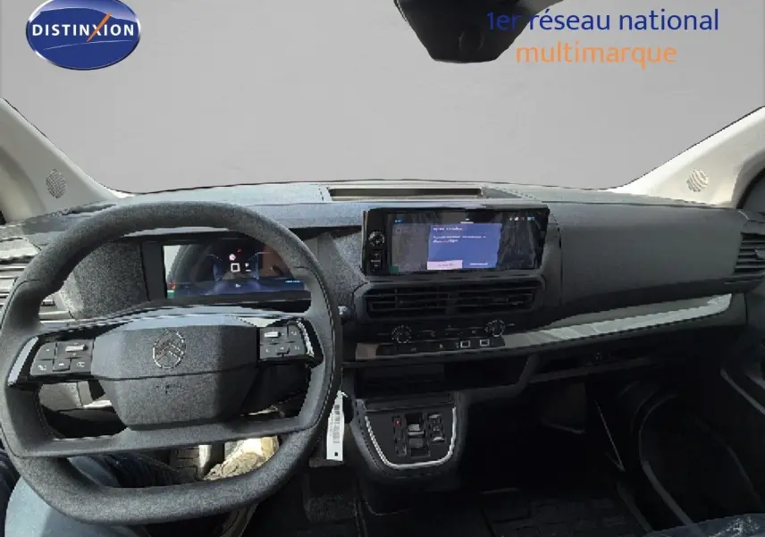 Vue intérieure avant du Citroën Jumpy blanc Kaolin, tableau de bord moderne avec écran tactile et volant multifonction.