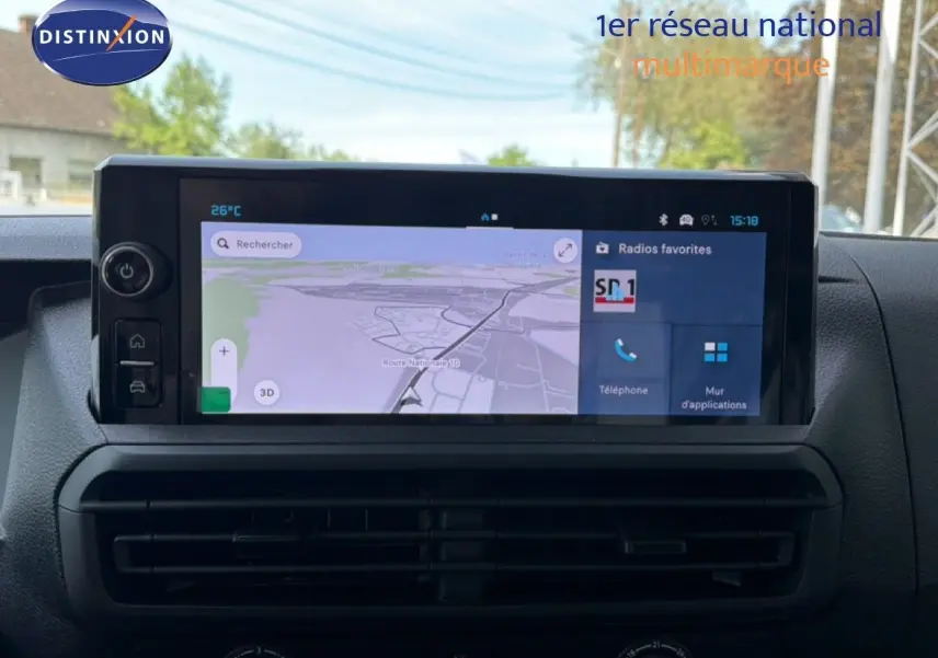 Vue intérieure centrée sur l'écran tactile du tableau de bord du Citroën Jumpy blanc Kaolin, affichant la navigation GPS.