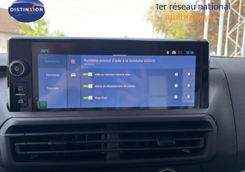 Écran tactile central affichant le système avancé d'aide à la conduite dans un Citroën Jumpy blanc Kaolin.