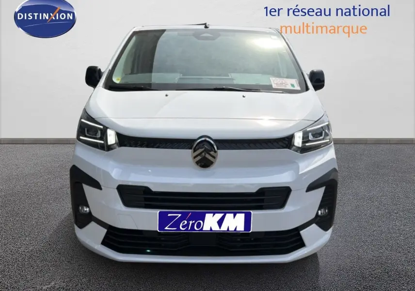 Vue frontale d'un Citroën Jumpy blanc Kaolin avec calandre noire et phares LED distinctifs.