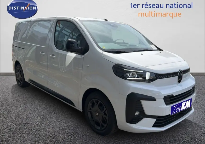 Vue 3/4 avant d’un Citroën Jumpy blanc Kaolin avec jantes noires et calandre noire distinctive.