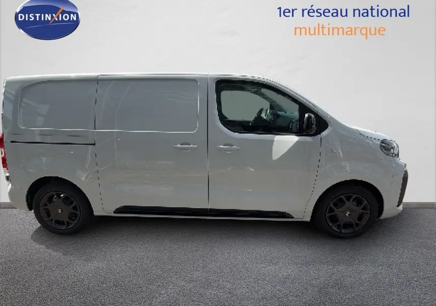 Profil droit d’un Citroën Jumpy blanc Kaolin, fourgon utilitaire avec jantes noires et vitres teintées.