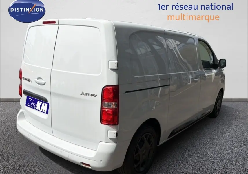 Vue 3/4 arrière droite d’un Citroën Jumpy blanc Kaolin, fourgon utilitaire avec vitres latérales teintées et feux rouges.