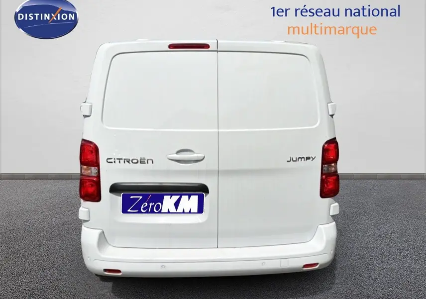 Vue arrière d’un Citroën Jumpy blanc Kaolin avec portes battantes et feux rouges visibles.