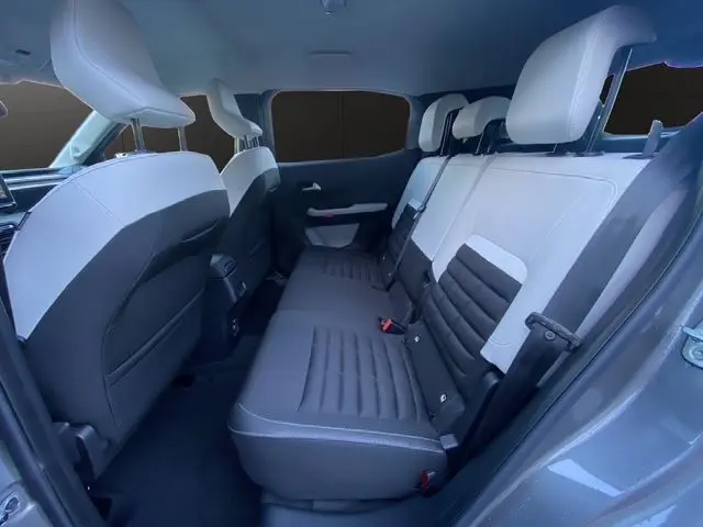 Vue intérieure côté droit des sièges arrière gris clair et noir de la Citroën C3 Hybrid 145 E-DCS6 MAX 2026.