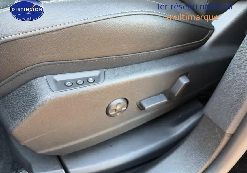 Détail des commandes de réglage électrique du siège conducteur noir du DS7 1.5 BlueHDi 130 Performance Line 2026.