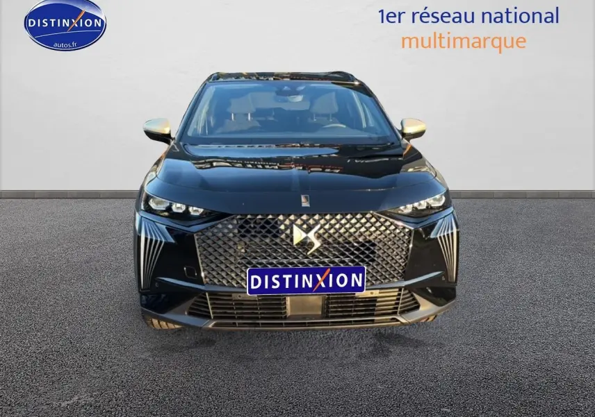 Vue avant d'un DS7 noir 2026 avec calandre diamantée et phares LED au design distinctif.