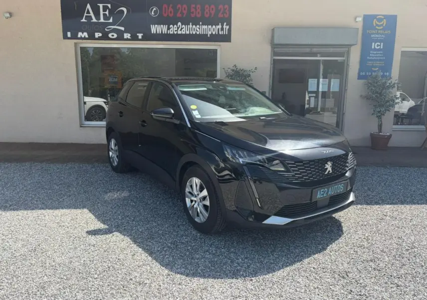 Peugeot 3008 noir vue 3/4 avant, avec calandre distinctive et jantes alliage, stationné devant un garage AE2 Autos Import.
