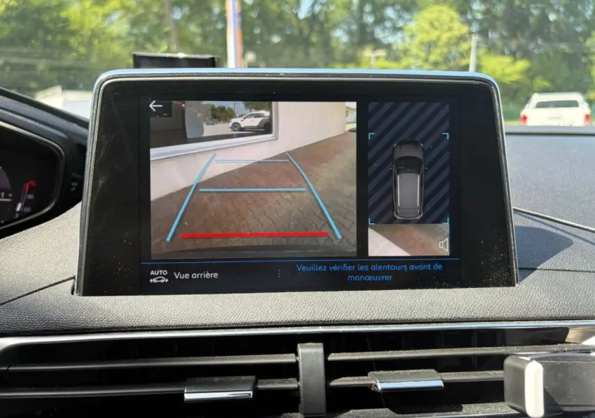 Écran intérieur du Peugeot 3008 noir 2021 montrant la caméra de recul avec guidage de trajectoire en vue arrière.