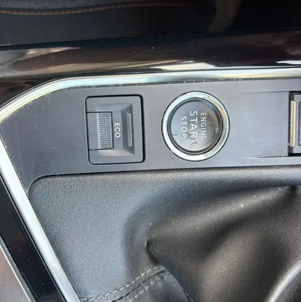 Détail intérieur du levier de vitesse et bouton start/stop sur Peugeot 3008 noir, version diesel 2021.