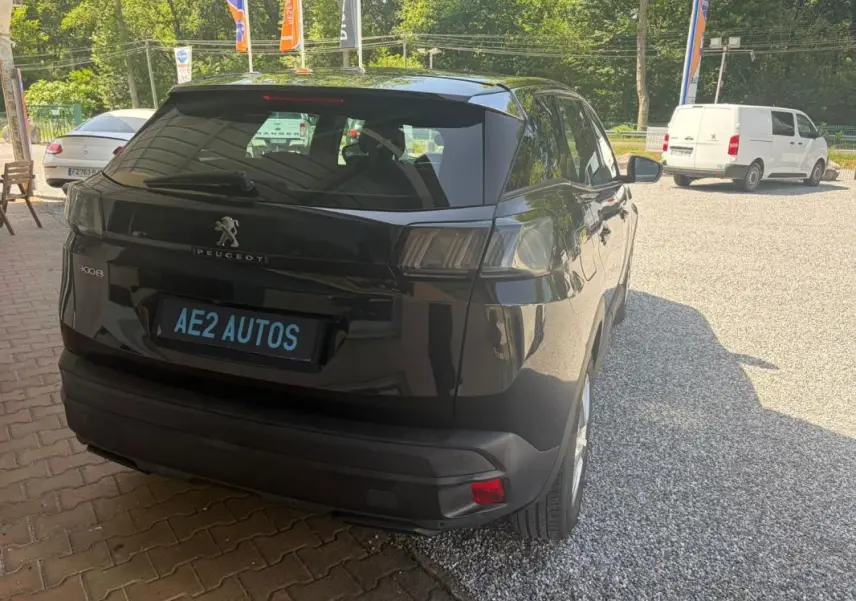 Vue 3/4 arrière droite d'un Peugeot 3008 noir 2021 avec feux arrière caractéristiques et plaque AE2 AUTOS.