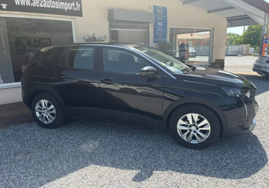 Peugeot 3008 noir vue de profil côté gauche, mettant en valeur ses jantes alliage et sa silhouette compacte.