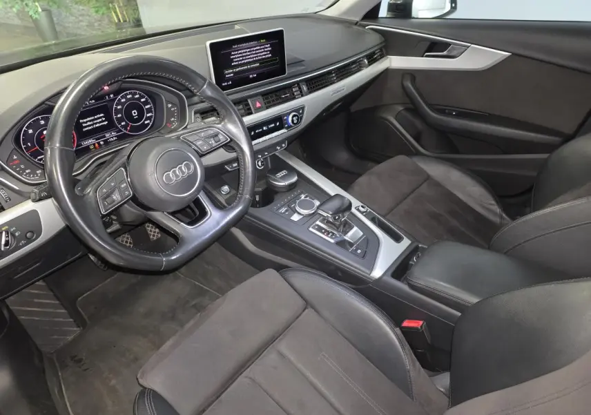 Vue intérieure côté conducteur de l'Audi A4 Allroad 2017 avec sellerie cuir/Alcantara noire et tableau de bord moderne.