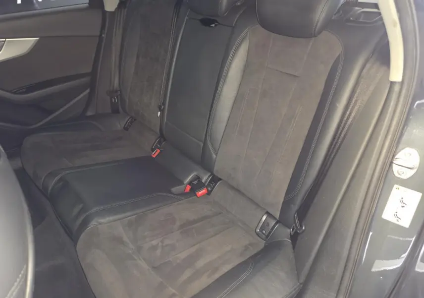 Vue intérieure côté arrière droit montrant les sièges arrière en cuir et Alcantara noirs de l'Audi A4 Allroad Quattro 2017.