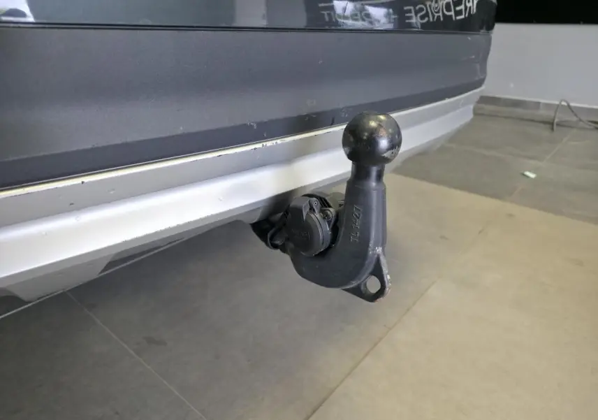 Gros plan sur le crochet d'attelage noir fixé à l'arrière d'une Audi A4 Allroad Quattro gris métallisé.