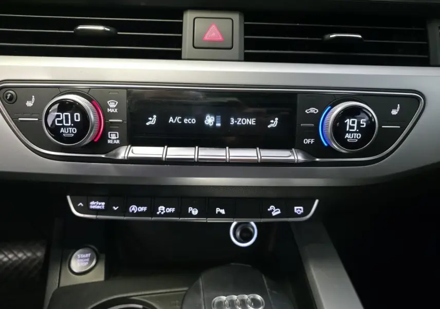 Vue rapprochée de la console centrale de l'Audi A4 Allroad 2017, affichant la climatisation automatique 3 zones et les commandes multifonctions.