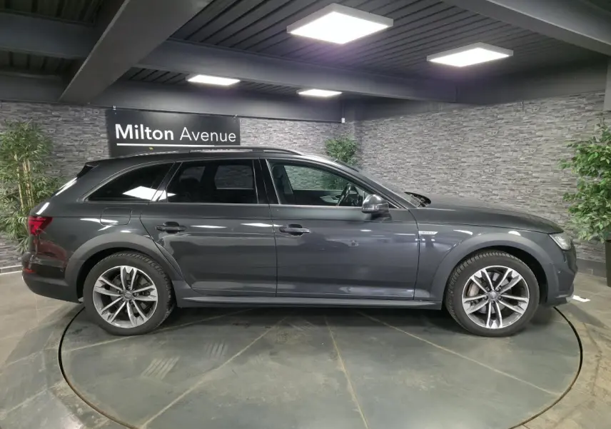 Audi A4 Allroad Quattro gris métallisé vue de profil côté gauche, avec jantes aluminium 5 branches doubles.