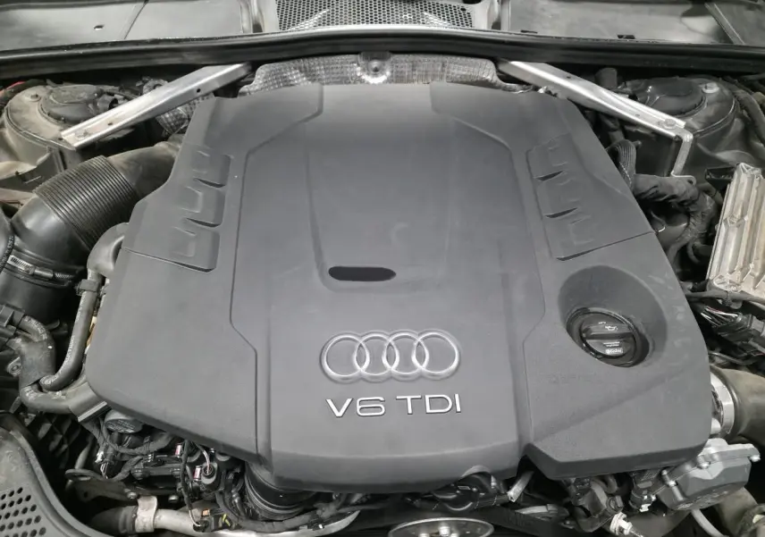 Vue rapprochée du moteur V6 TDI gris d'une Audi A4 Allroad Quattro 2017, avec logo Audi visible.