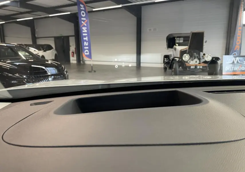 Vue depuis l’intérieur du tableau de bord vers l’avant d’un Citroën C5 Aircross blanc Okenite avec toit noir.