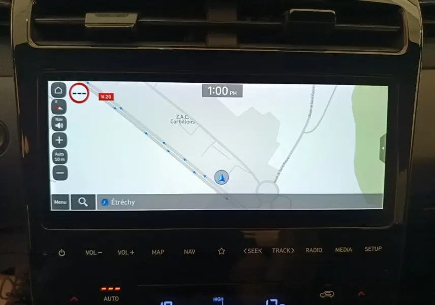 Écran tactile central du Hyundai Tucson rouge 2022 affichant la navigation GPS en mode carte.