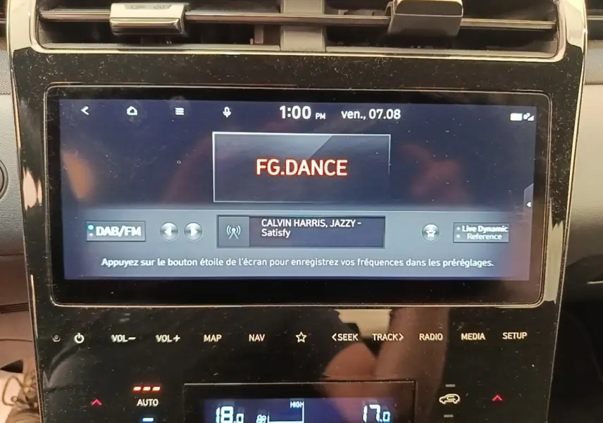 Écran tactile central du Hyundai Tucson rouge 2022 affichant la radio et commandes multimédia.