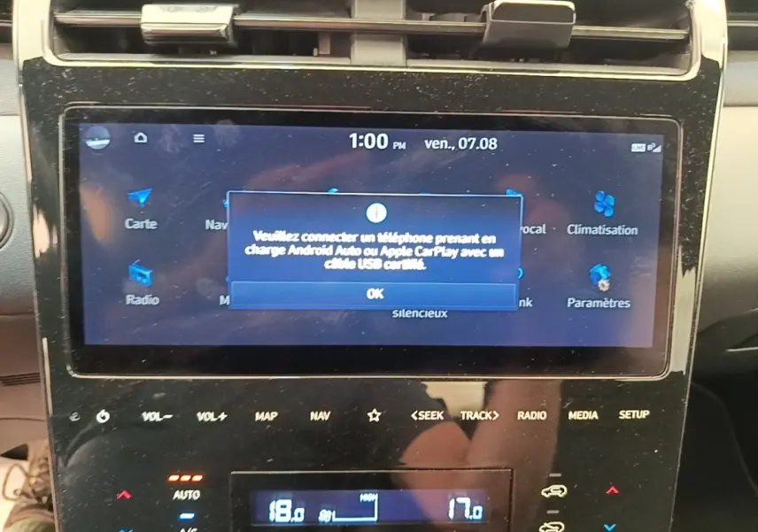 Écran tactile central du Hyundai Tucson 2022 affichant un message de connexion Android Auto/Apple CarPlay.