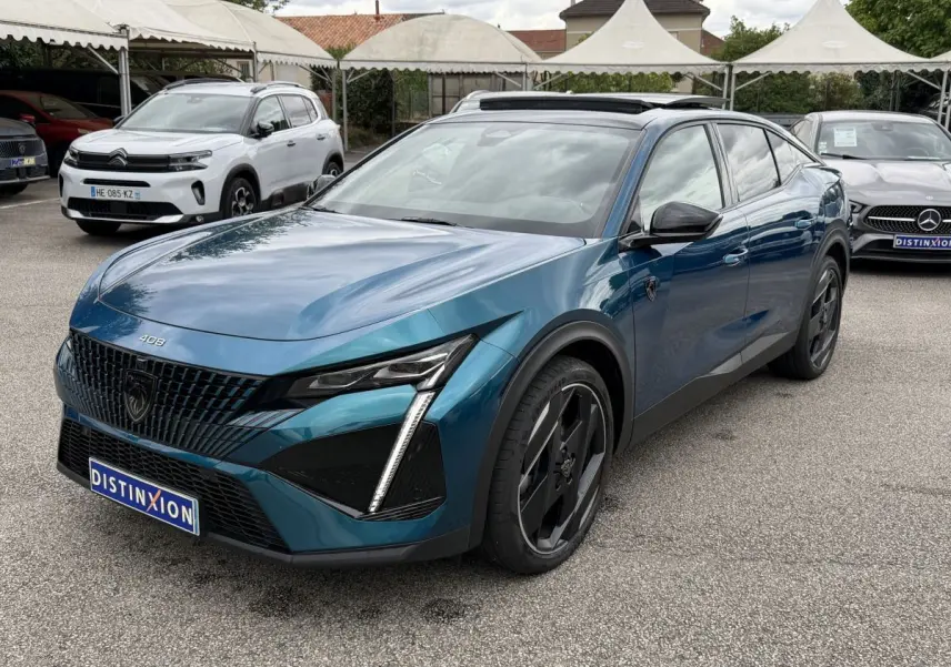 Peugeot 408 PHEV 225 GT bleu vue 3/4 avant droit avec calandre noire et jantes noires distinctives.