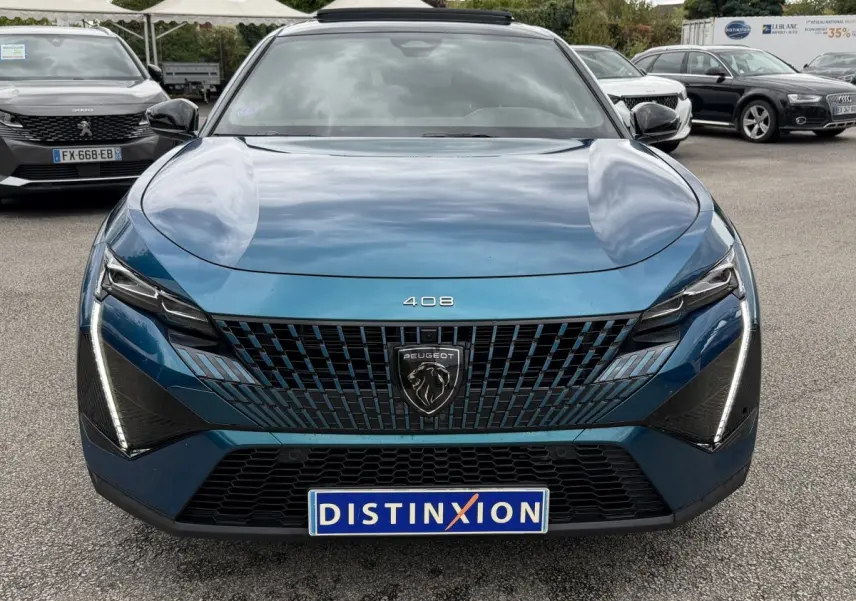 Vue avant frontale d'une Peugeot 408 PHEV 225 GT bleu avec calandre noire et feux LED verticaux allumés.