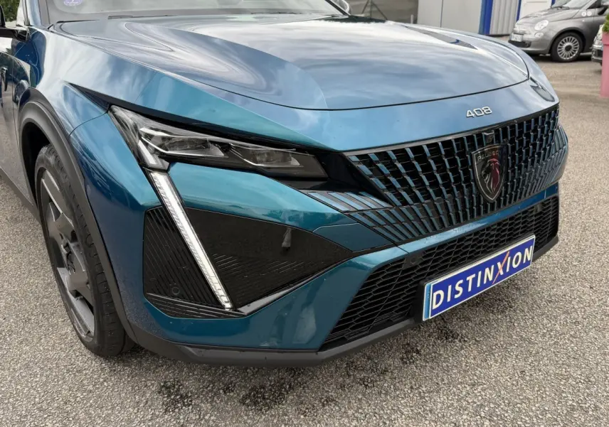 Vue 3/4 avant gauche du Peugeot 408 PHEV 225 GT bleu avec calandre noire et feux LED distinctifs en forme de griffes.