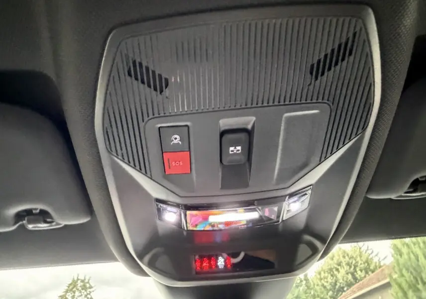 Vue intérieure du plafonnier avec boutons SOS et éclairage, dans une Peugeot 408 PHEV 225 GT 2023.