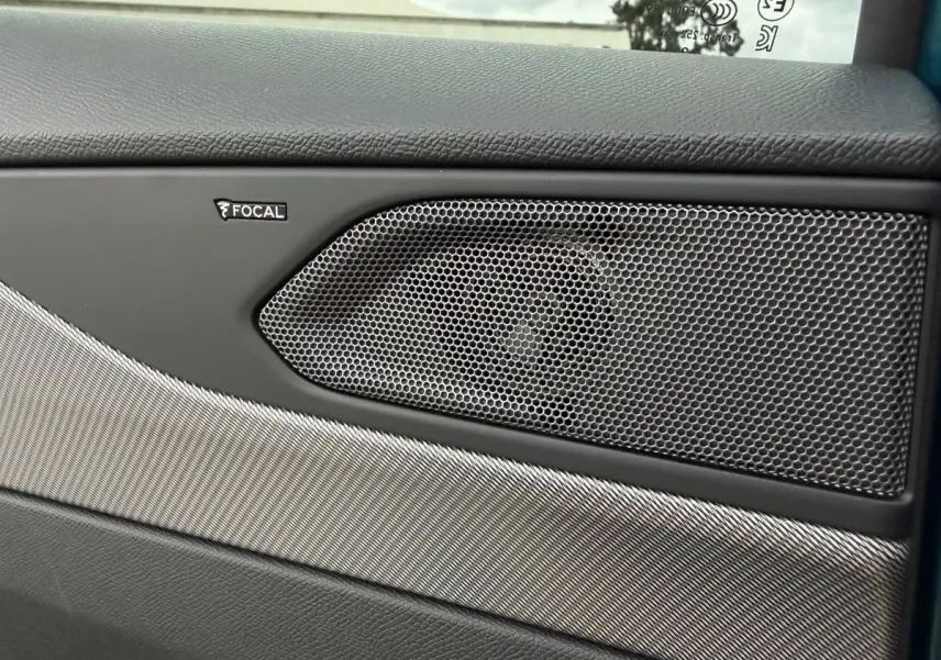 Détail du haut-parleur Focal intégré dans la porte côté droit du Peugeot 408 PHEV 225 GT 2023.