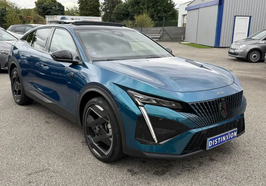 Peugeot 408 PHEV bleu en 3/4 avant droit, avec calandre noire et jantes noires distinctives.
