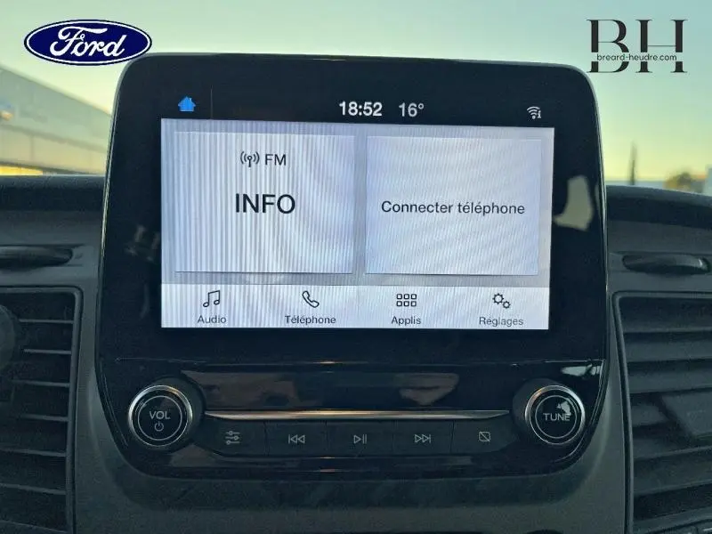Écran tactile central du Ford Transit Custom 2023 affichant les options audio et téléphone, avec commandes intégrées.