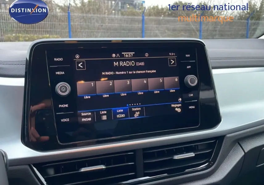 Vue intérieure centrée sur l’écran tactile multimédia du Volkswagen T-Roc noir Grenadilla, affichant la radio digitale.