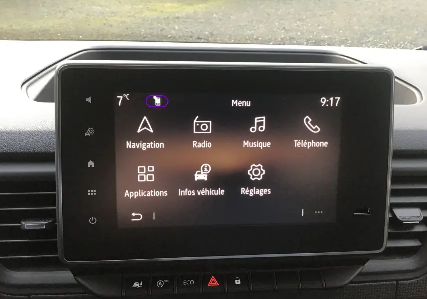 Écran tactile Easy Link 8'' du Renault Trafic Fourgon blanc, affichant le menu principal avec navigation et radio.