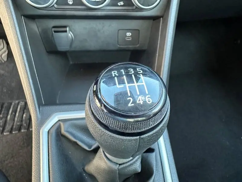 Gros plan sur le levier de vitesses manuel du Dacia Jogger 2025, avec indication des six rapports et de la marche arrière.