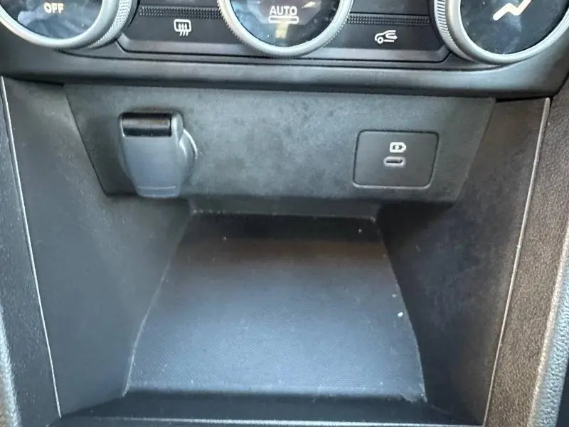 Vue rapprochée de la console centrale noire du Dacia Jogger 2025 avec prise USB-C et prise 12V.