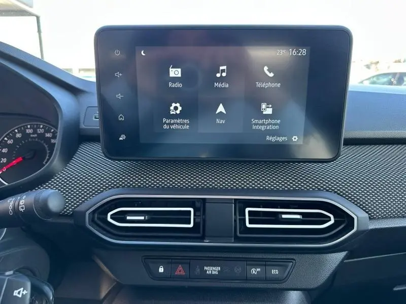 Vue rapprochée de l’écran tactile central et des aérateurs hexagonaux du tableau de bord du Dacia Jogger 2025 gris Schiste.