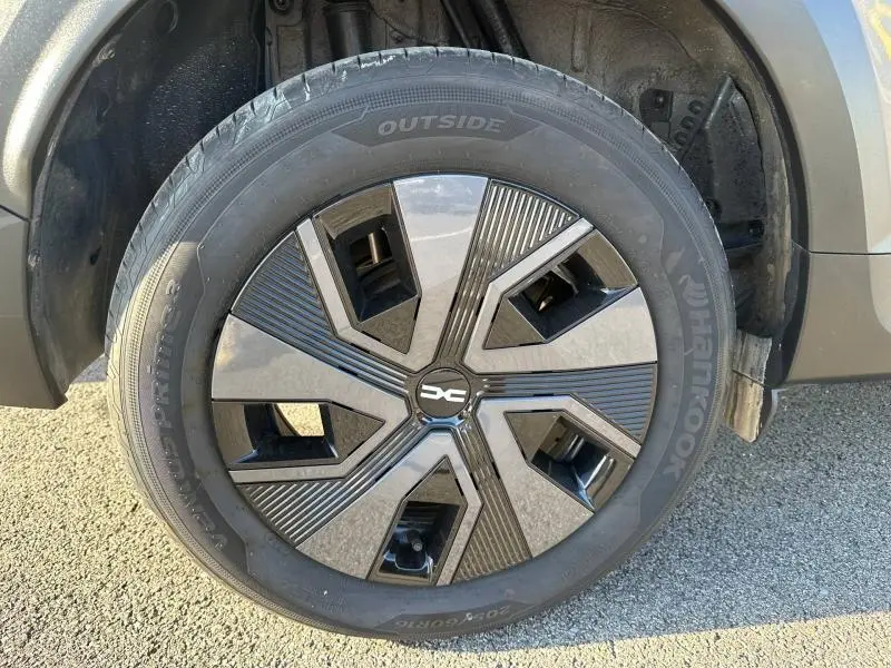Gros plan sur la roue avant droite du Dacia Jogger 2025 gris schiste métallisé avec jante au design géométrique.
