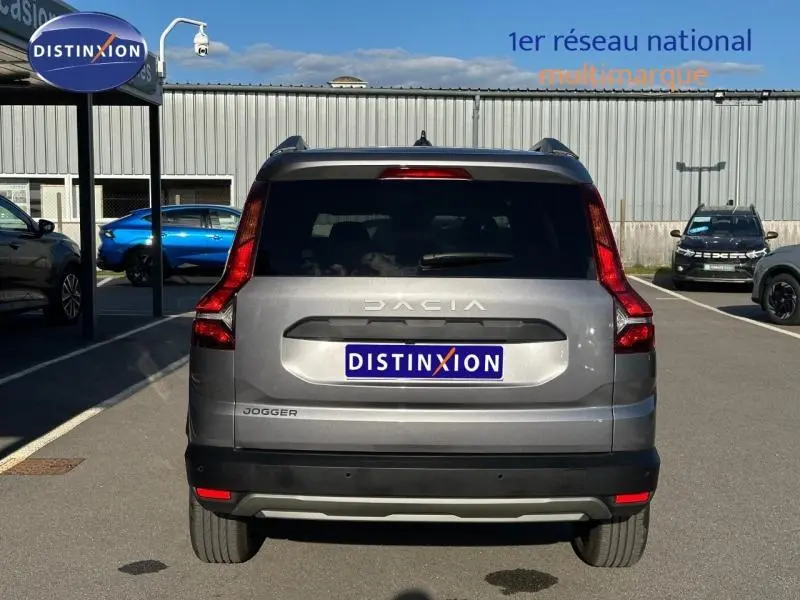 Vue arrière d'un Dacia Jogger gris schiste métallisé 2025, avec feux verticaux caractéristiques et logo distinctif.