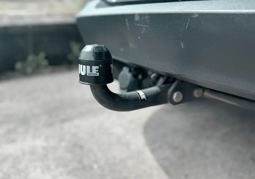 Gros plan sur l'attelage d'une Volkswagen Tiguan noire de 2007, visible sous le pare-chocs arrière.