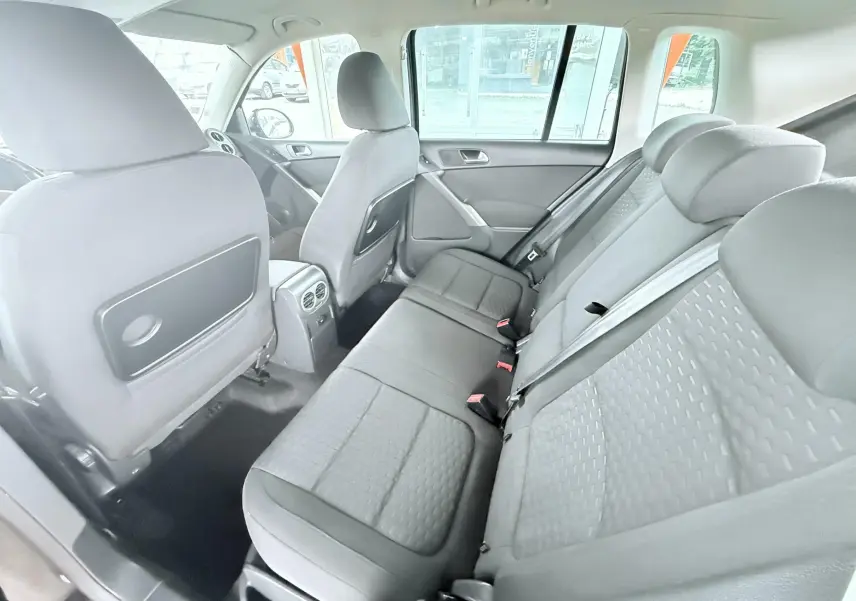 Vue intérieure arrière côté droit du Volkswagen Tiguan 2007 avec sièges en tissu noir et appuie-têtes intégrés.