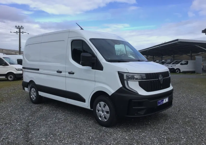 Renault Master blanc vu en 3/4 avant droit sur parking, avec calandre noire et jantes acier argentées.