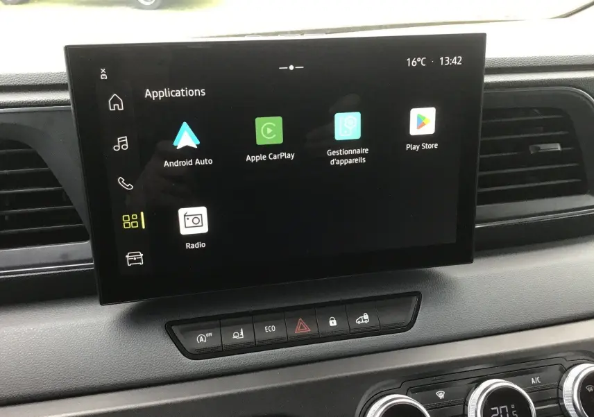 Vue rapprochée de l’écran tactile central du Renault Master 2026 blanc, affichant les applications Android Auto et Apple CarPlay.