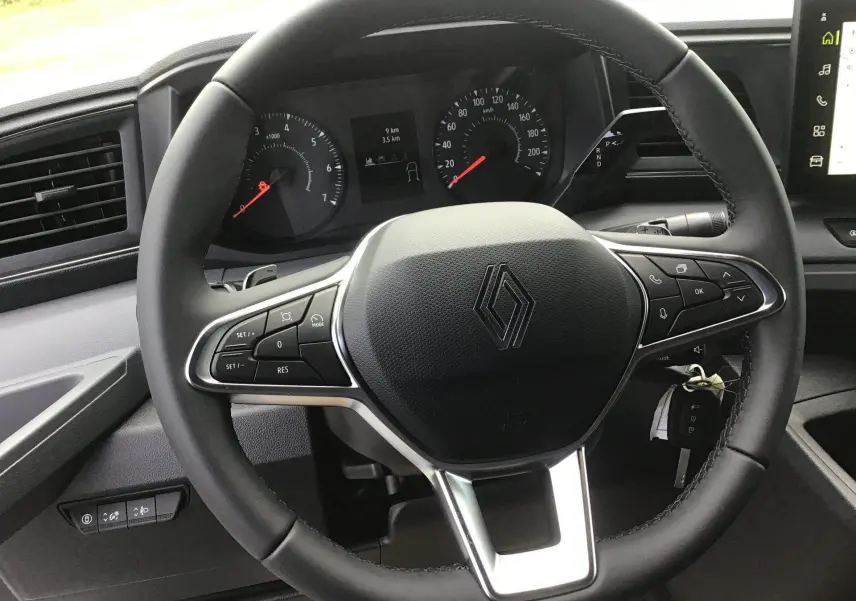 Vue rapprochée du volant noir du Renault Master 2026 avec commandes intégrées et tableau de bord digital.