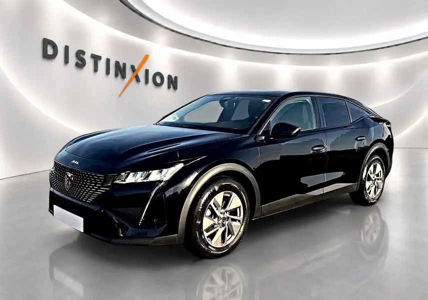 Peugeot 408 Hybrid 145 allure e-dcs6 noir en 3/4 avant droit, avec jantes alu et phares LED allumés.